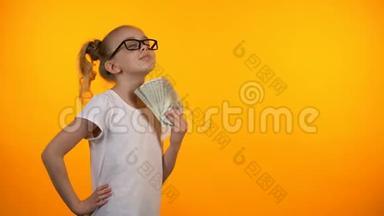 有趣的女孩用一堆钱，第一次收入，中奖